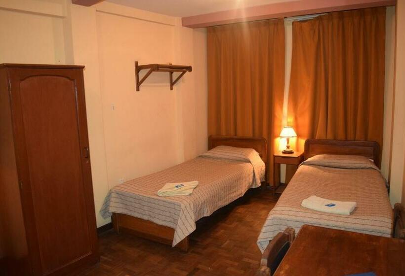 اقامتگاه Hostal Copacabana