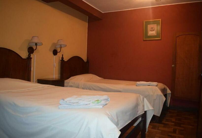 اقامتگاه Hostal Copacabana