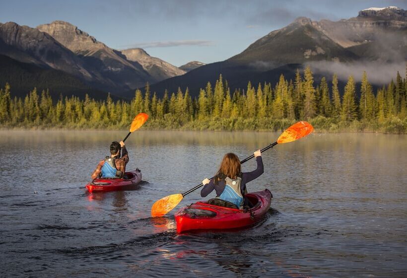 استراحتگاه Banff Park Lodge