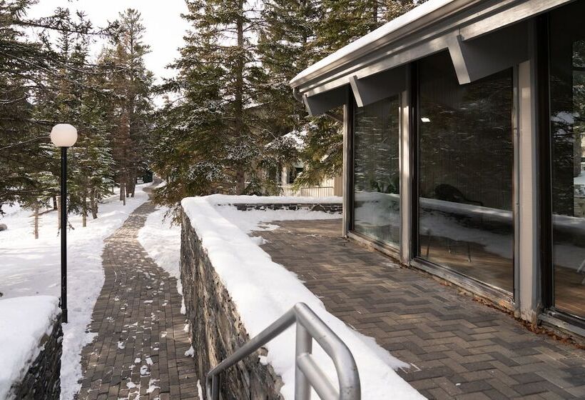 Tunnel Mountain Resort