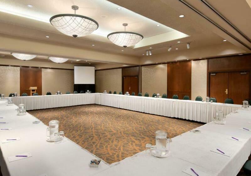 Coast Plaza Hotel & Suites