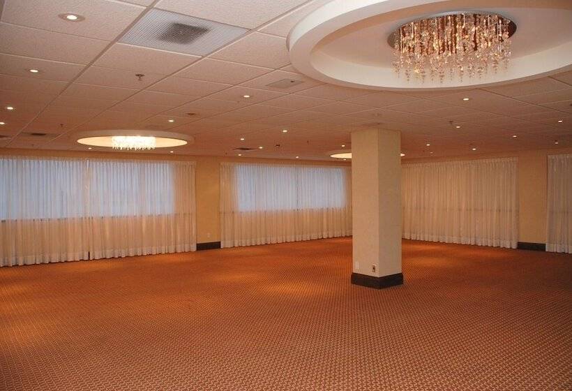 Hamilton Plaza Hotel & Conference Center