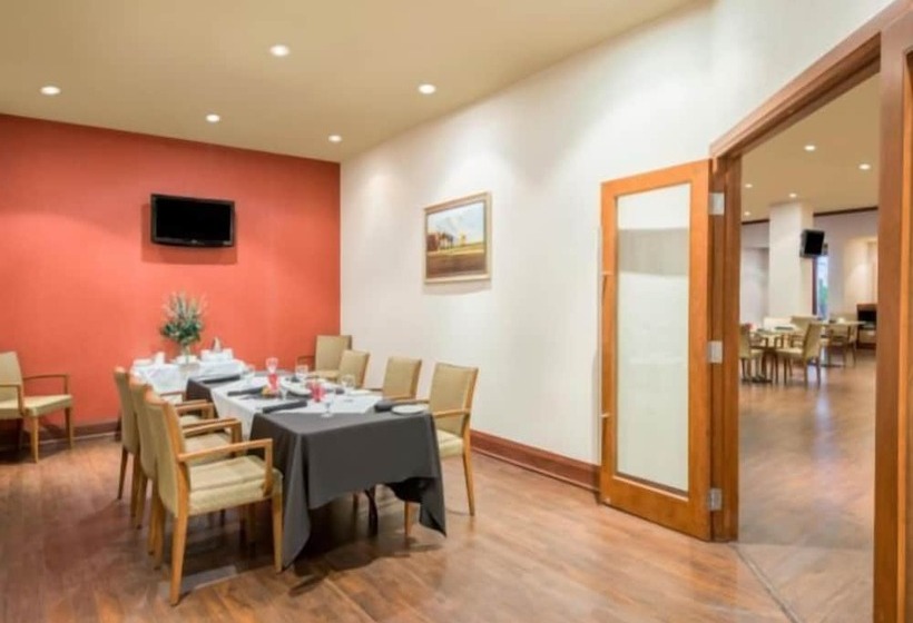 Hamilton Plaza Hotel & Conference Center