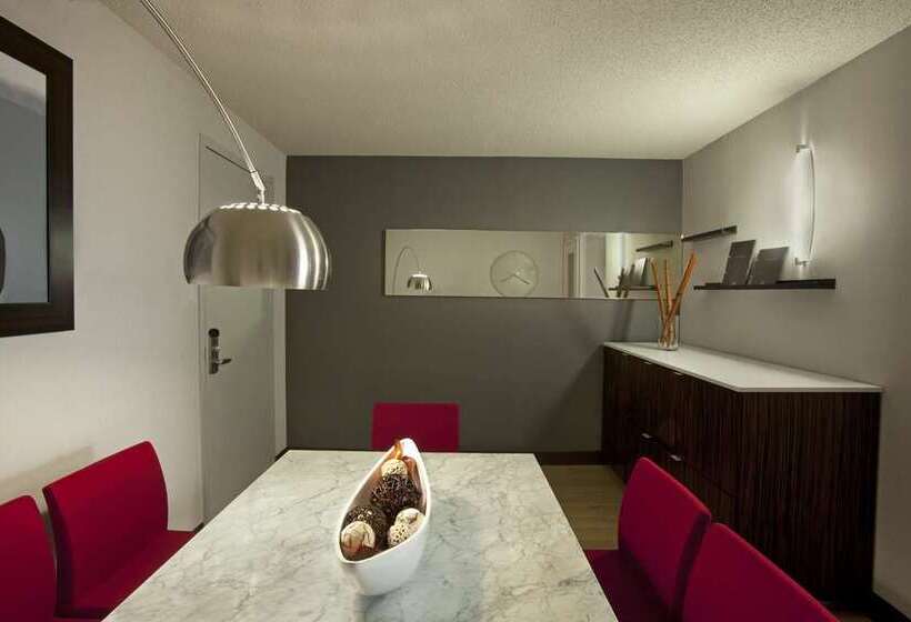 Hilton Toronto Airport Hotel & Suites