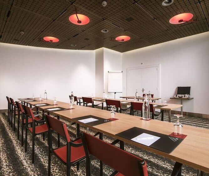 בית מלון כפרי Ambassador