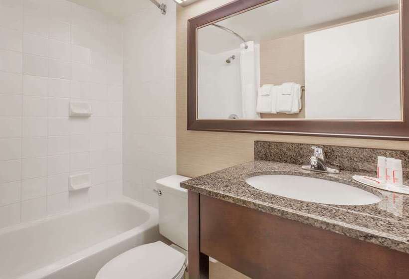 هتل Baymont By Wyndham Red Deer