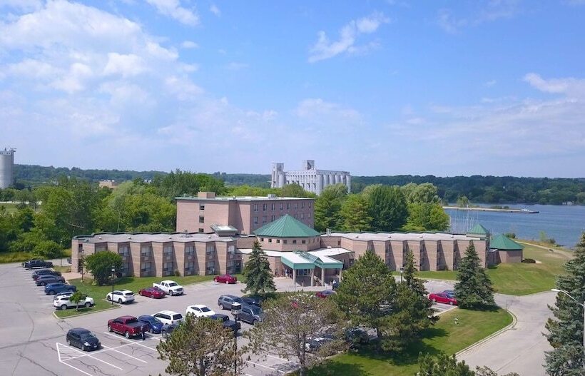 酒店 Best Western Inn On The Bay