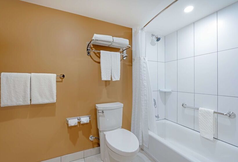 هتل Best Western Plus Emerald Isle