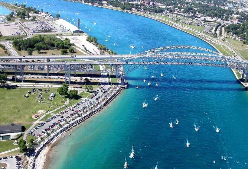 هتل Best Western Plus Guildwood Inn