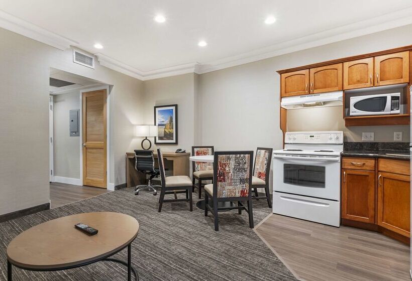 Best Western Plus Kelowna Hotel & Suites