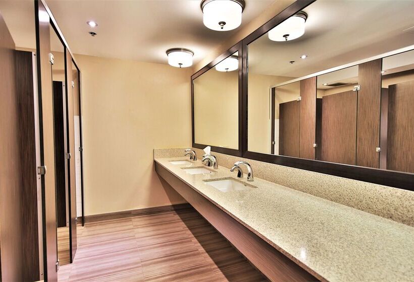 Best Western Plus Montreal Downtown  Hotel Europa