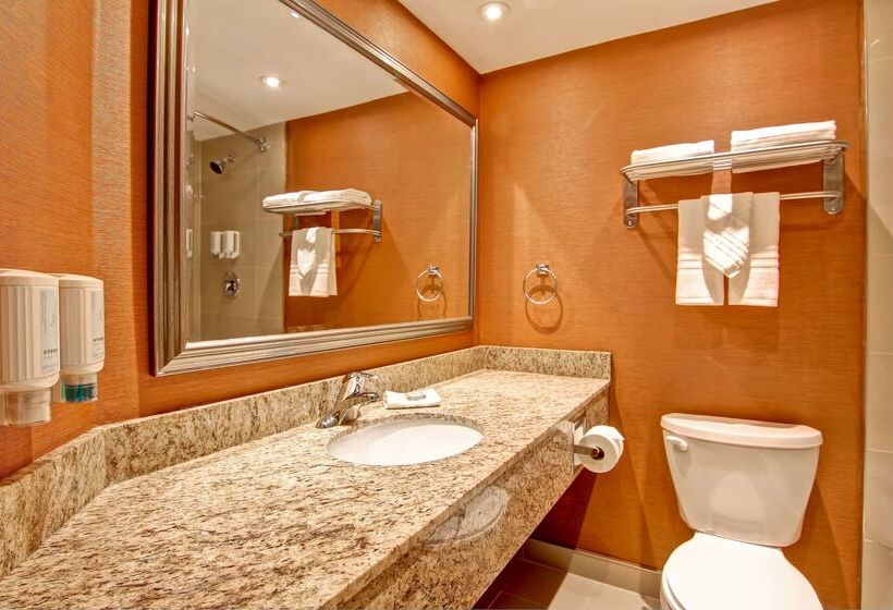 Best Western Plus Toronto North York Hotel & Suites