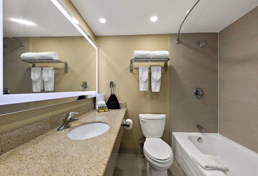 Best Western Plus Toronto North York Hotel & Suites