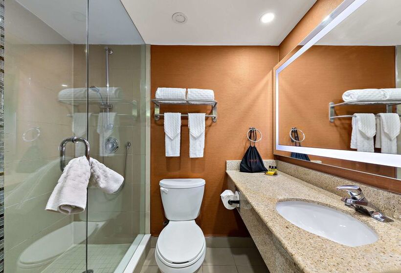 Best Western Plus Toronto North York Hotel & Suites