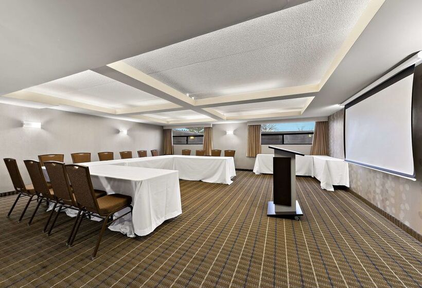 Best Western Plus Toronto North York Hotel & Suites