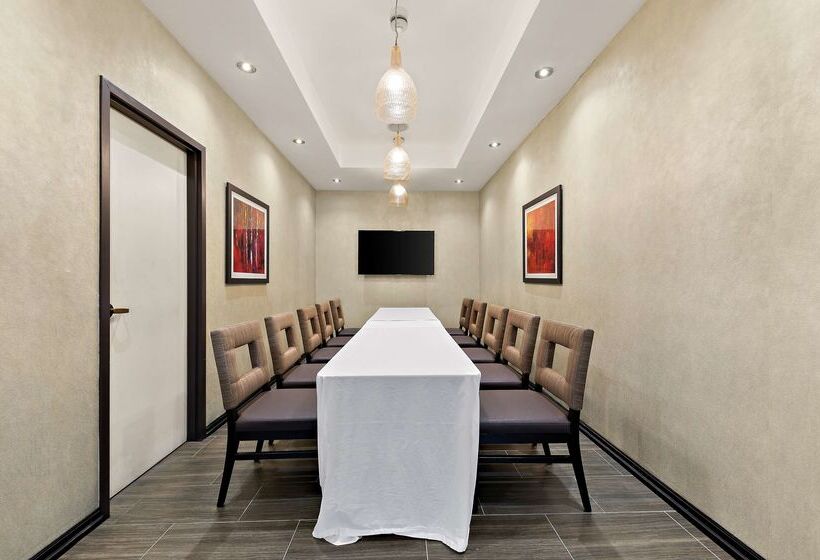 Best Western Plus Toronto North York Hotel & Suites