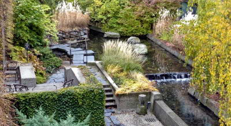 Отель Bonaventure Montreal