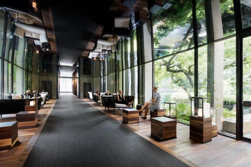 Отель Bonaventure Montreal