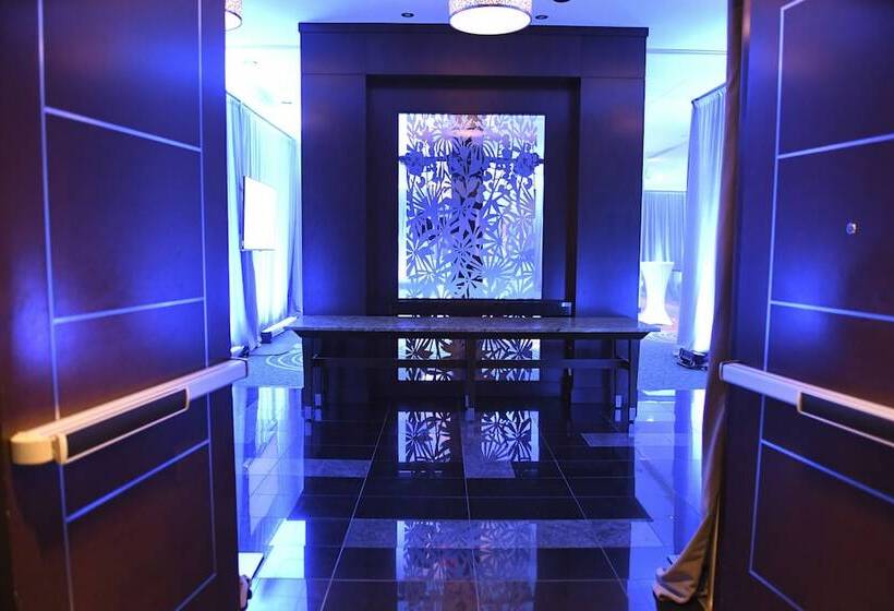 Отель Bonaventure Montreal