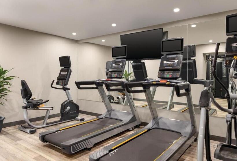 هتل Crowne Plaza Saint John Harbour View, An Ihg