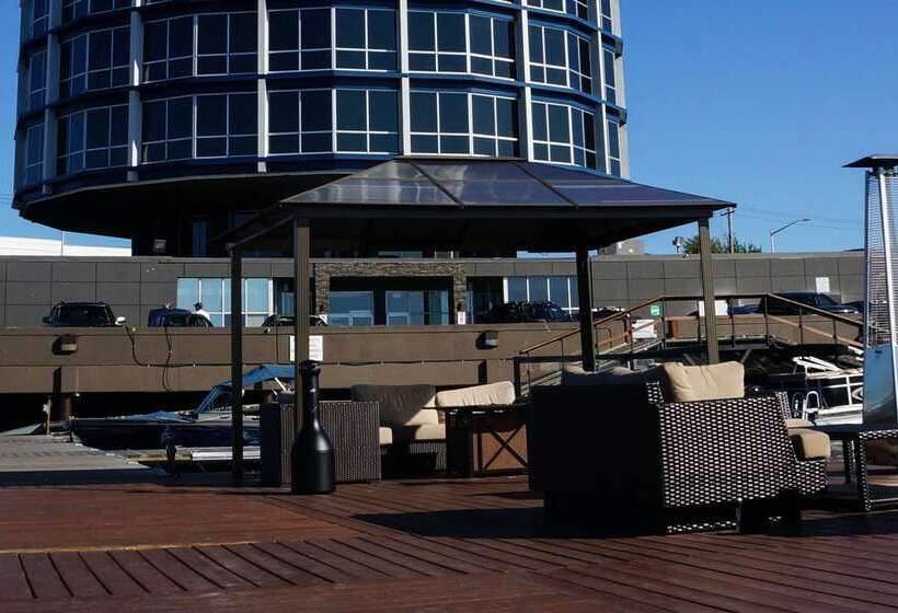 فندق Clarion Lakeside Inn & Conference Centre