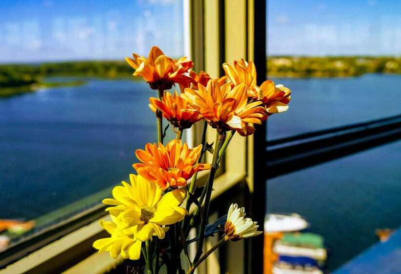 هتل Clarion Lakeside Inn & Conference Centre