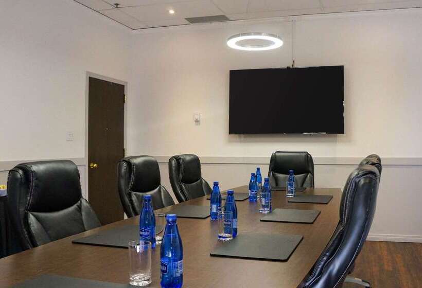 فندق Clarion Lakeside Inn & Conference Centre