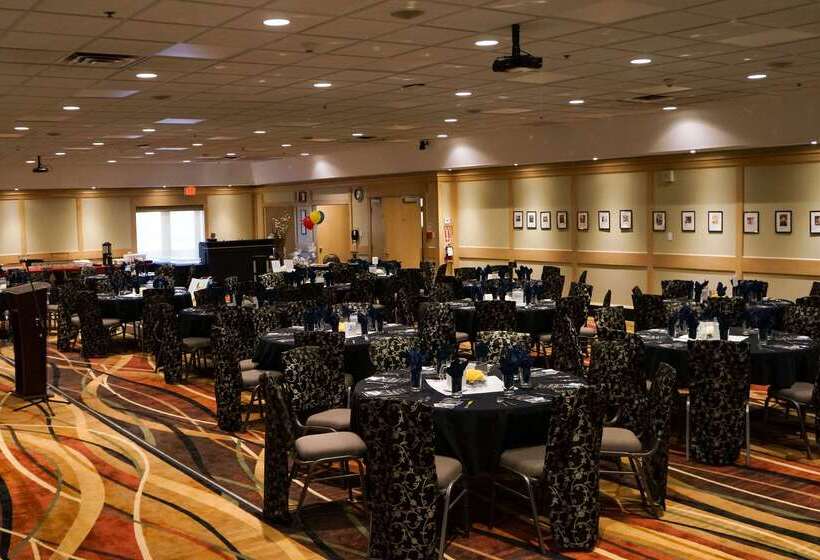 فندق Clarion Lakeside Inn & Conference Centre