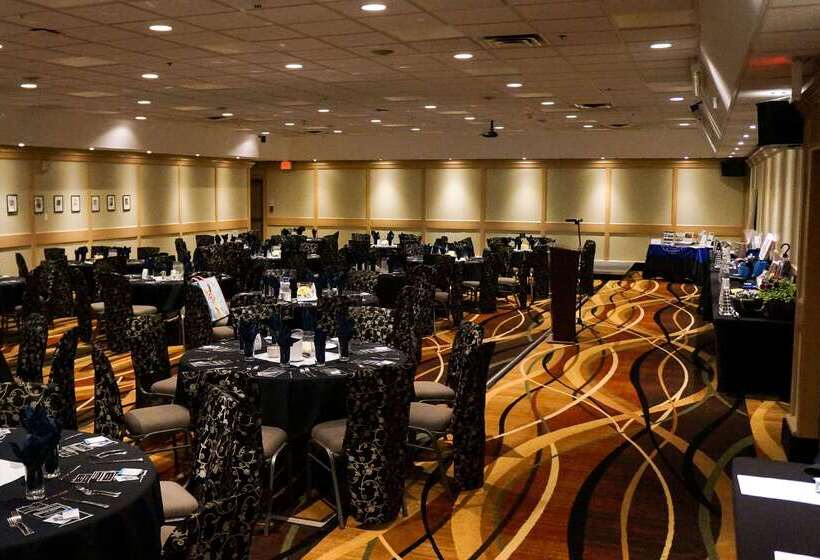 فندق Clarion Lakeside Inn & Conference Centre