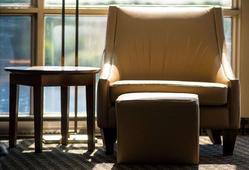 فندق Clarion Lakeside Inn & Conference Centre