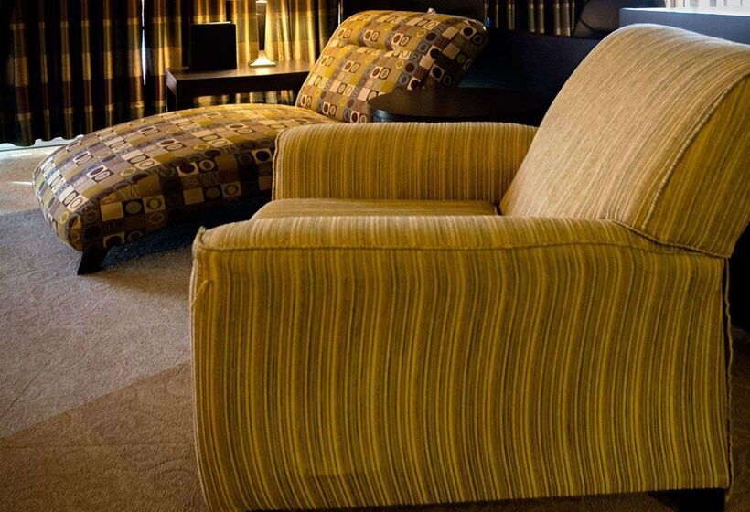 فندق Clarion Lakeside Inn & Conference Centre