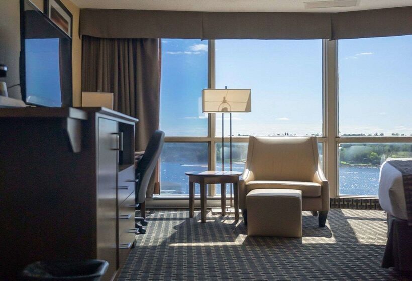 فندق Clarion Lakeside Inn & Conference Centre