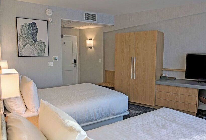 فندق Clarion Lakeside Inn & Conference Centre