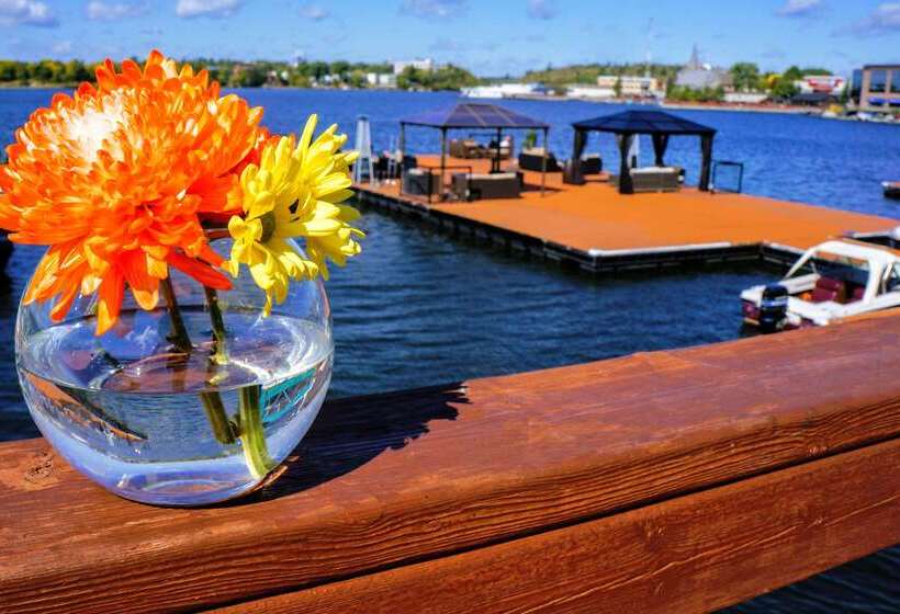 فندق Clarion Lakeside Inn & Conference Centre