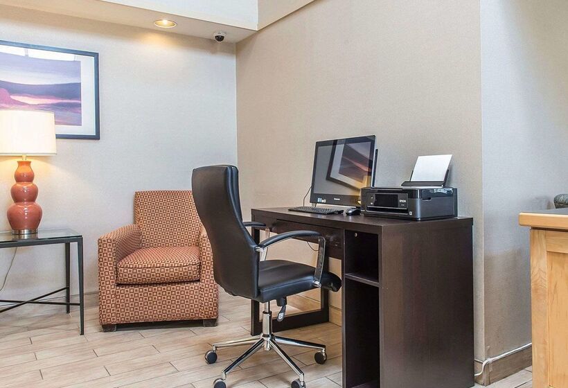 בית מלון כפרי Comfort Inn Hwy. 401