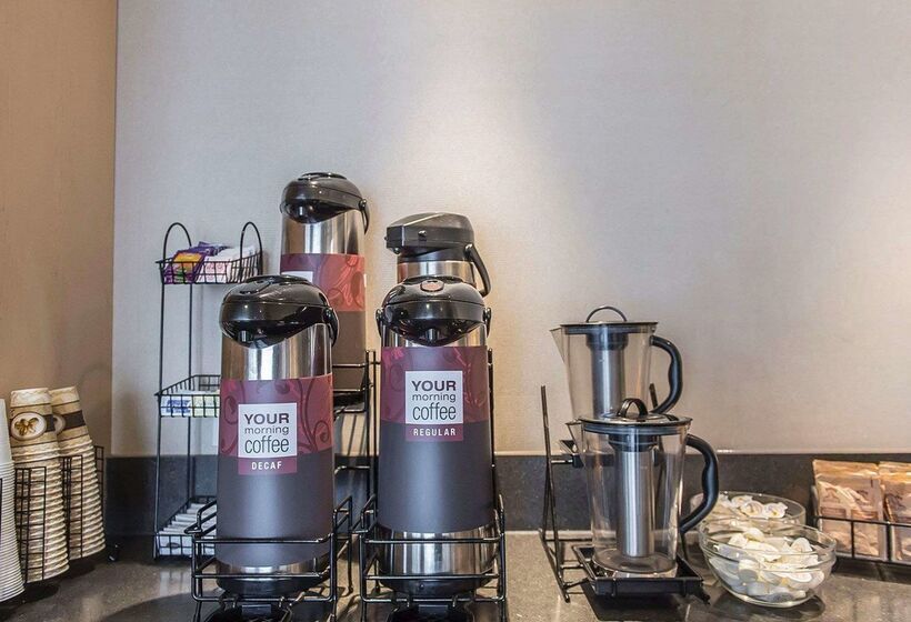 בית מלון כפרי Comfort Inn Hwy. 401