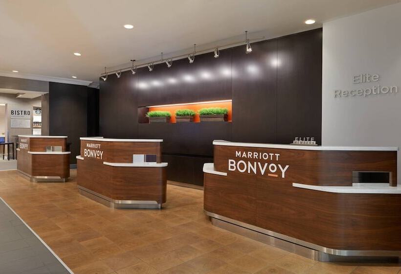 Отель Courtyard By Marriott Toronto Downtown