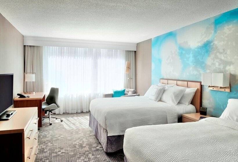 Отель Courtyard By Marriott Toronto Downtown