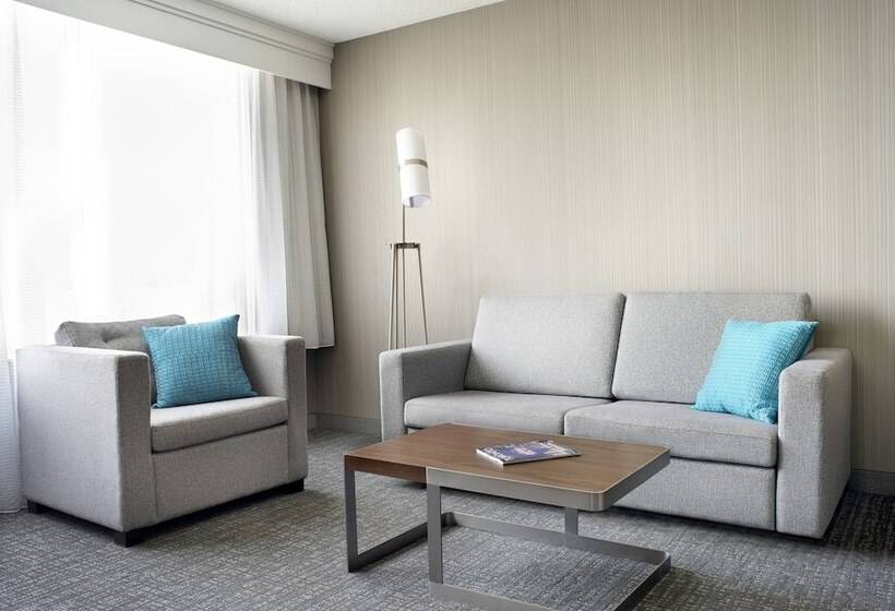 Отель Courtyard By Marriott Toronto Downtown