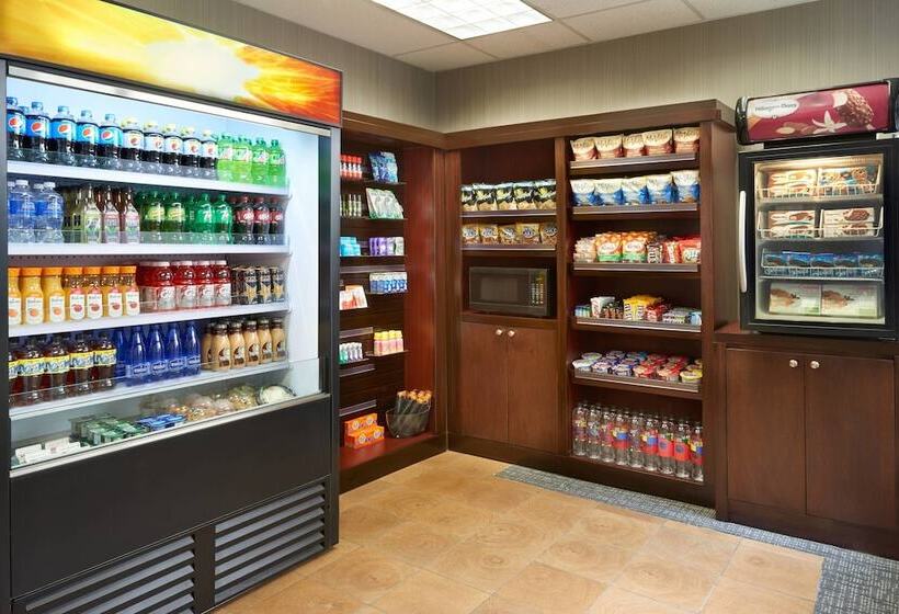 Отель Courtyard By Marriott Toronto Downtown