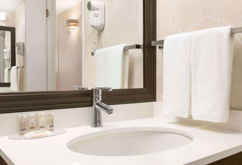 فندق Days Inn By Wyndham Miramichi Nb