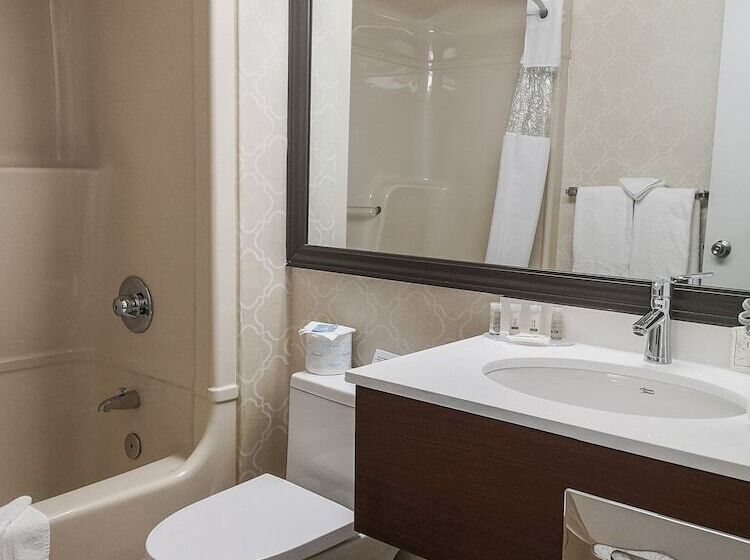 فندق Days Inn By Wyndham Miramichi Nb