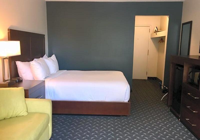 هتل Days Inn By Wyndham Sarnia Harbourfront