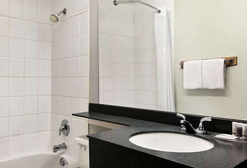 فندق Days Inn By Wyndham Vancouver Downtown