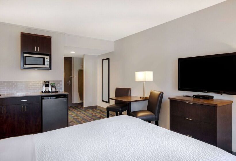 בית מלון כפרי Days Inn By Wyndham Victoria Airport Sidney