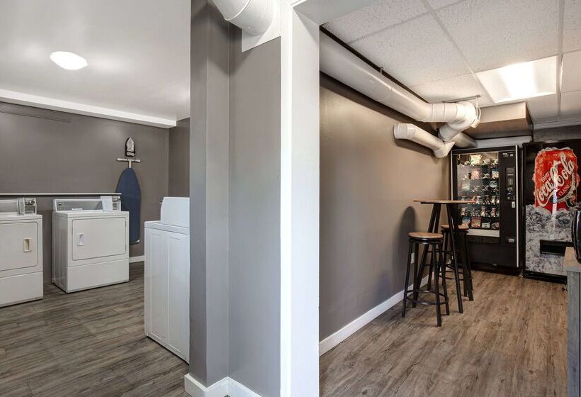 ホテル Days Inn By Wyndham Victoria Uptown