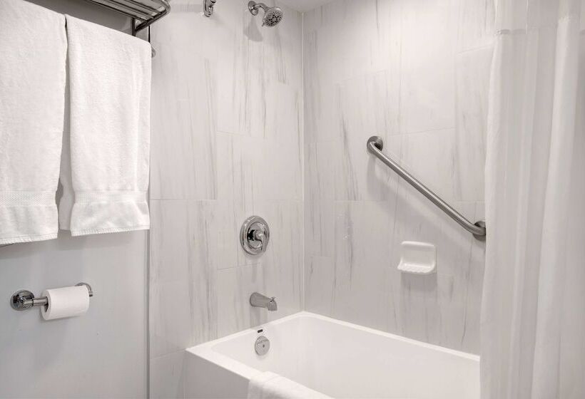 ホテル Days Inn By Wyndham Victoria Uptown