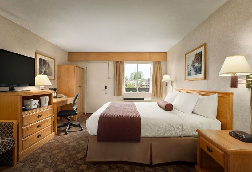 فندق Days Inn By Wyndham Victoria Uptown