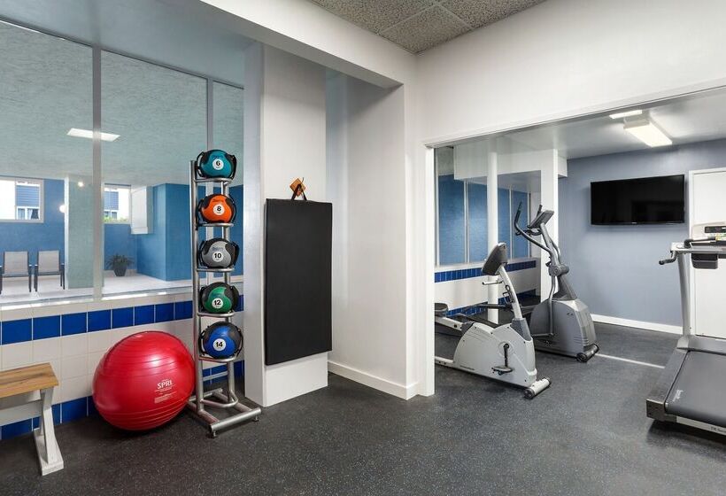 ホテル Days Inn By Wyndham Victoria Uptown