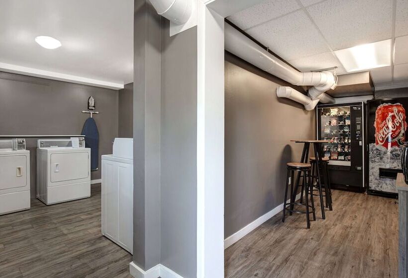 ホテル Days Inn By Wyndham Victoria Uptown